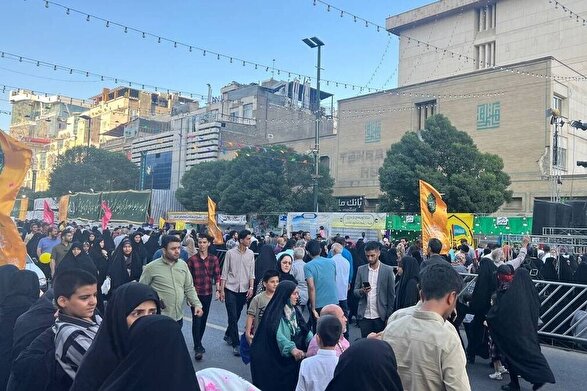 آغاز جشن بزرگ خانوادگی امام رضایی‌ها (ع) در مشهد | شادمانی زائران و مجاوران در شام میلاد امام مهربانی‌ها