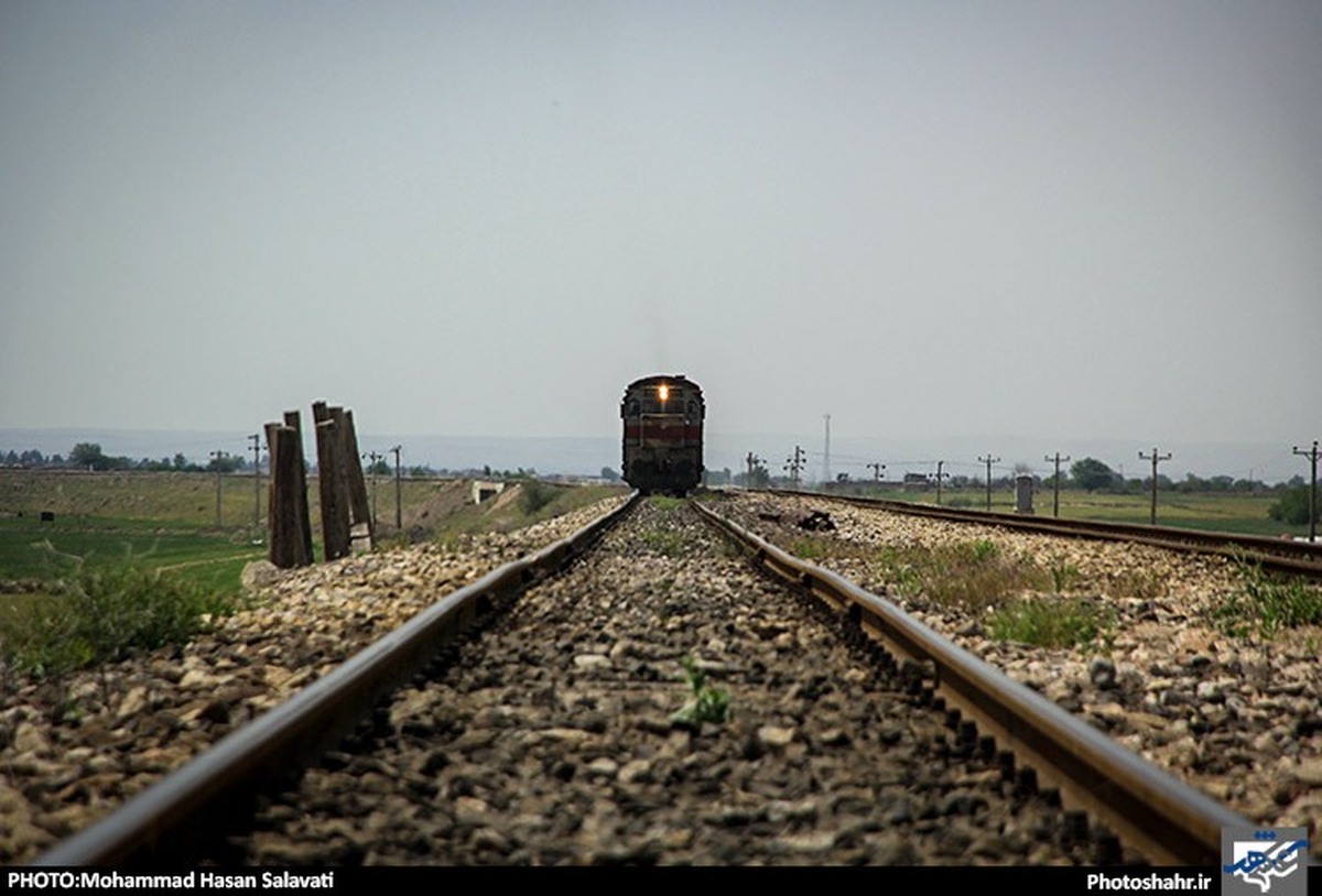 توقف چند ساعته قطار مشهد - اصفهان در ایستگاه بادرود
