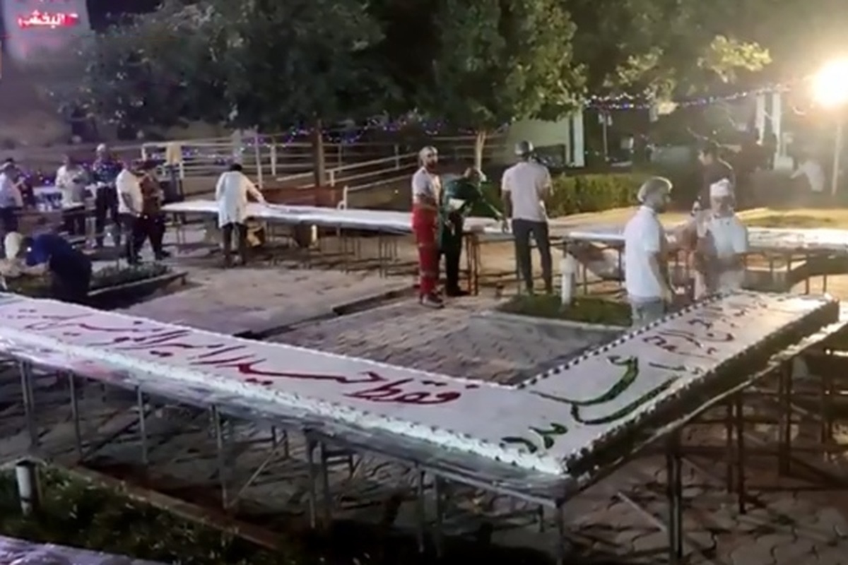کیک ۱۱۰ متری در مشهد مقدس به مناسبت عید غدیر پخت و توزیع شد + فیلم