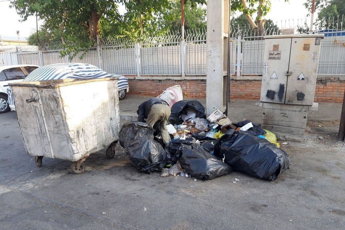 شهروند خبرنگار | گلایه شهروند از زباله گردها و نحوه جمع آوری زباله در بلوار شاهنامه مشهد + پاسخ