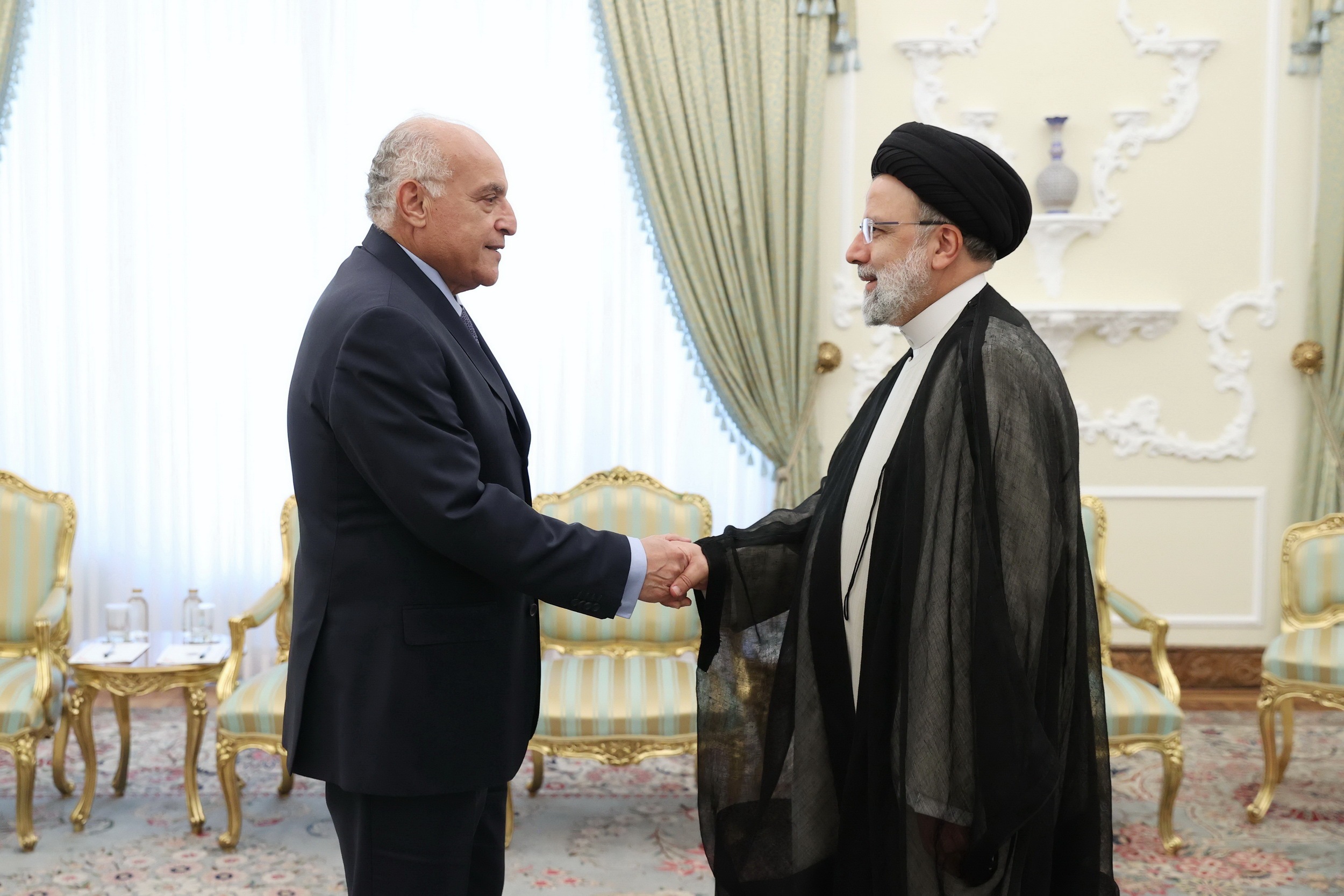 دیدار وزیر خارجه الجزایر با رئیس جمهور | رئیسی: روابط ایران و الجزایر در عرصه‌های مختلف از جمله تجاری و اقتصادی گسترش یابد