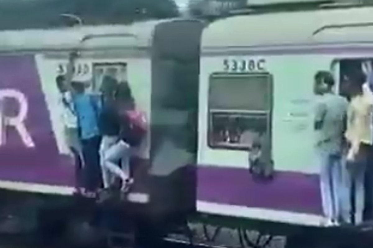 ویدئو | لحظه سقوط یک نفر از قطار درحال حرکت در هند!