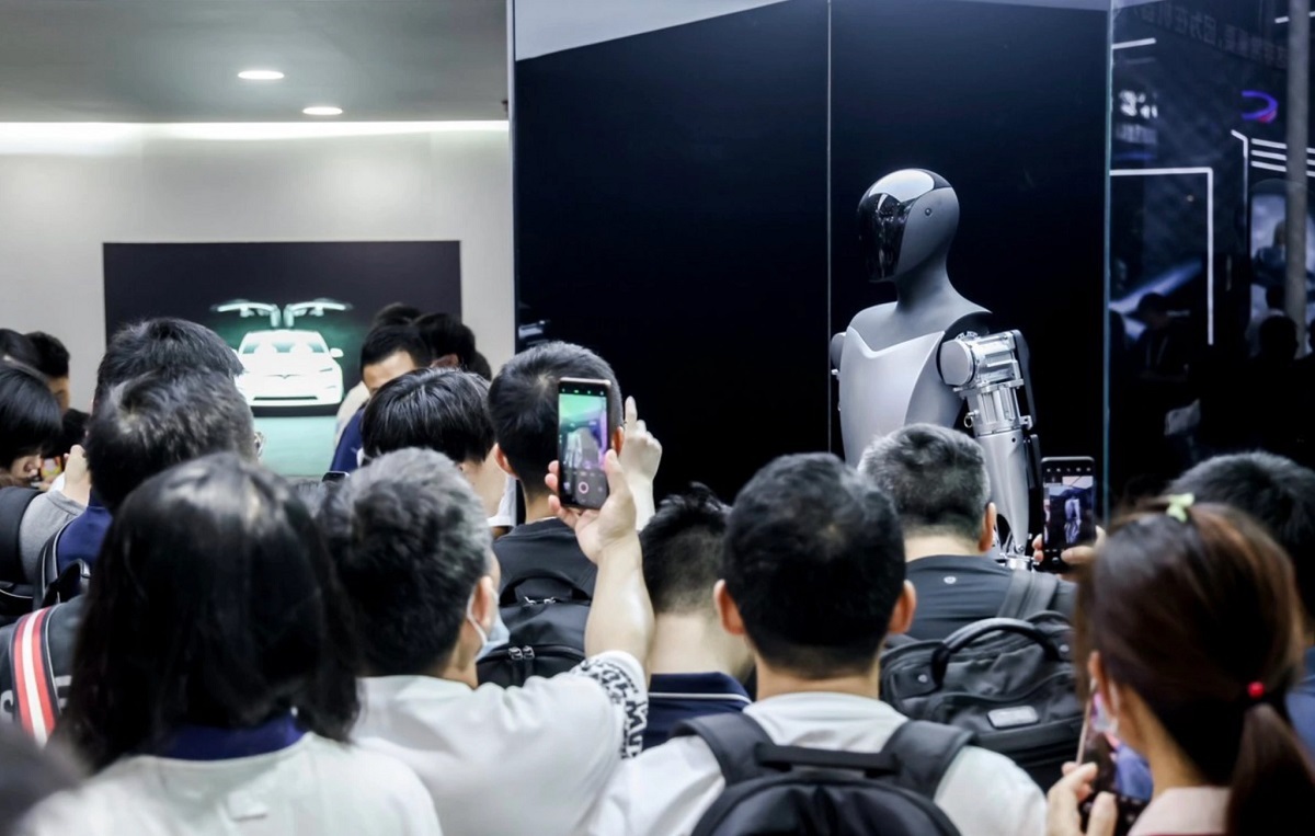 «اپتیموس»، ربات اانسان‌نمای تسلا، وارد فروشگاه‌های نیویورک شد + عکس