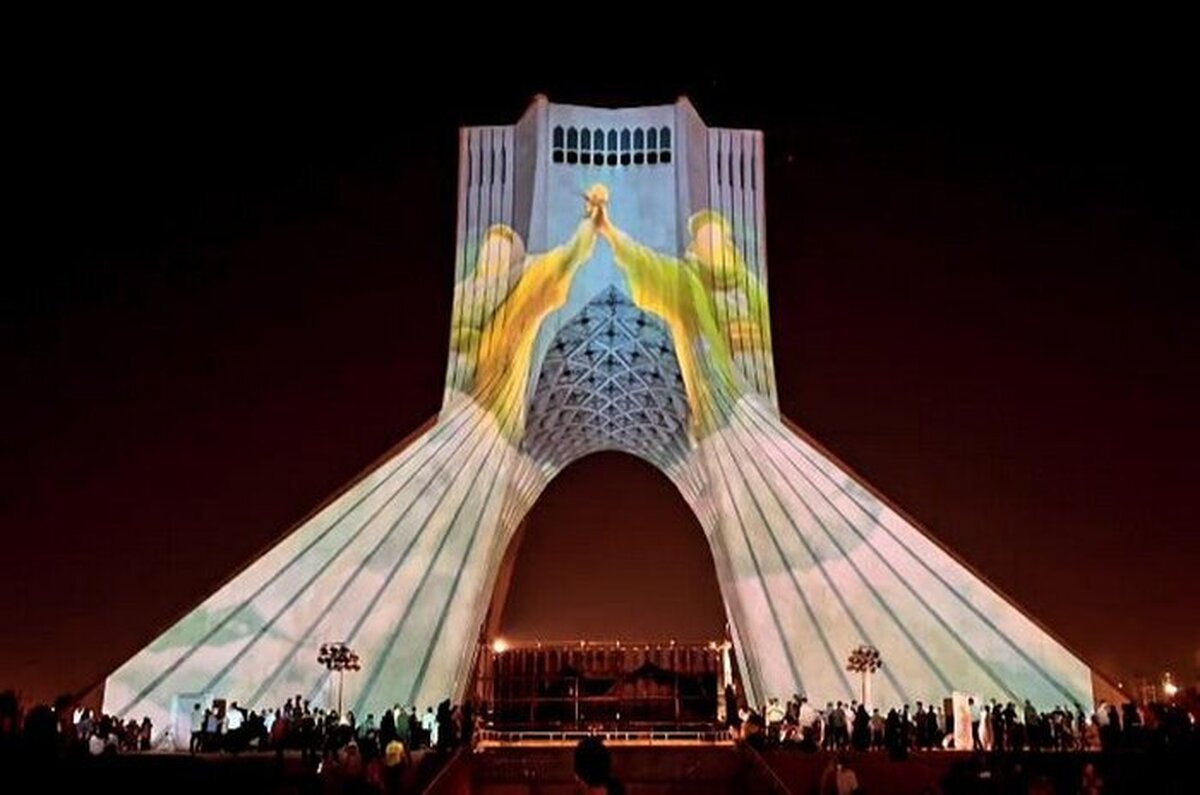 ویدئو| نورپردازی سه‌بعدی برج آزادی به‌مناسبت روز مباهله