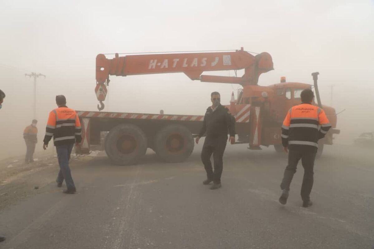 طوفان شن سه جاده اصلی روستایی سرخس را مسدود کرد