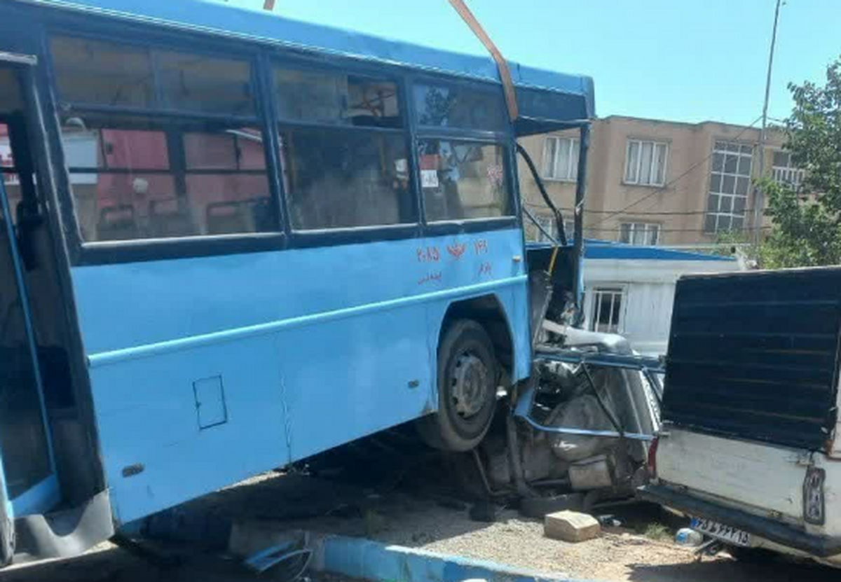برخورد اتوبوس با تعدادی خودرو و شهروند در تبریز| ۱۰ نفر مصدوم شدند+ عکس
