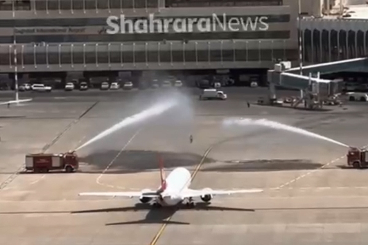 استقبال با آب از پرواز مشهدی در فرودگاه بغداد  + فیلم