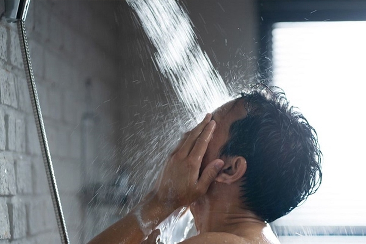 اشتباهاتی که در حمام انجام می‌دهیم | روش صحیح دوش گرفتن چیست؟