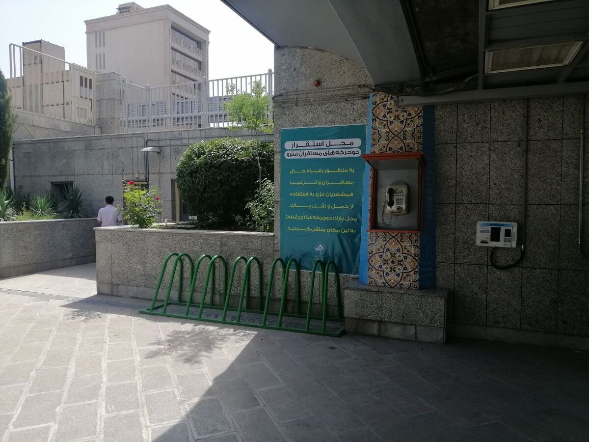 انتقال چرخ بند‌های دوچرخه از حاشیه بولوار وکیل‌آباد به ایستگاه‌های قطار شهری