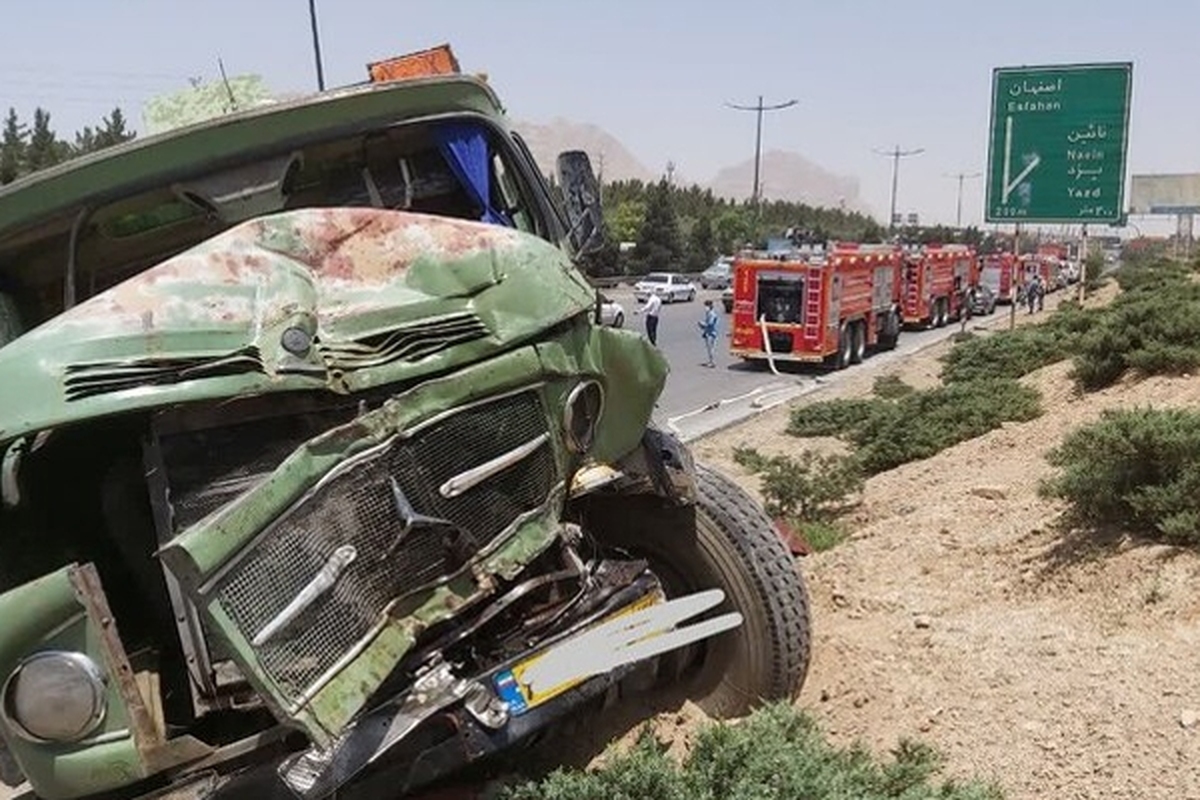 تصادف ۱۰ خودرو و تانکر حمل سوخت در اصفهان + فیلم و عکس