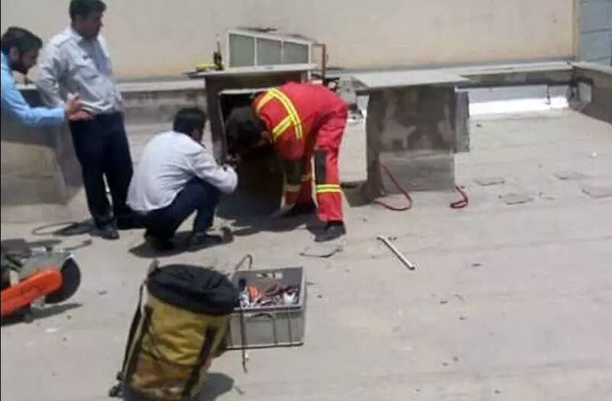 نجات مرد گرفتار در کانال کولر توسط آتش‌نشانان مشهد + عکس و جزئیات