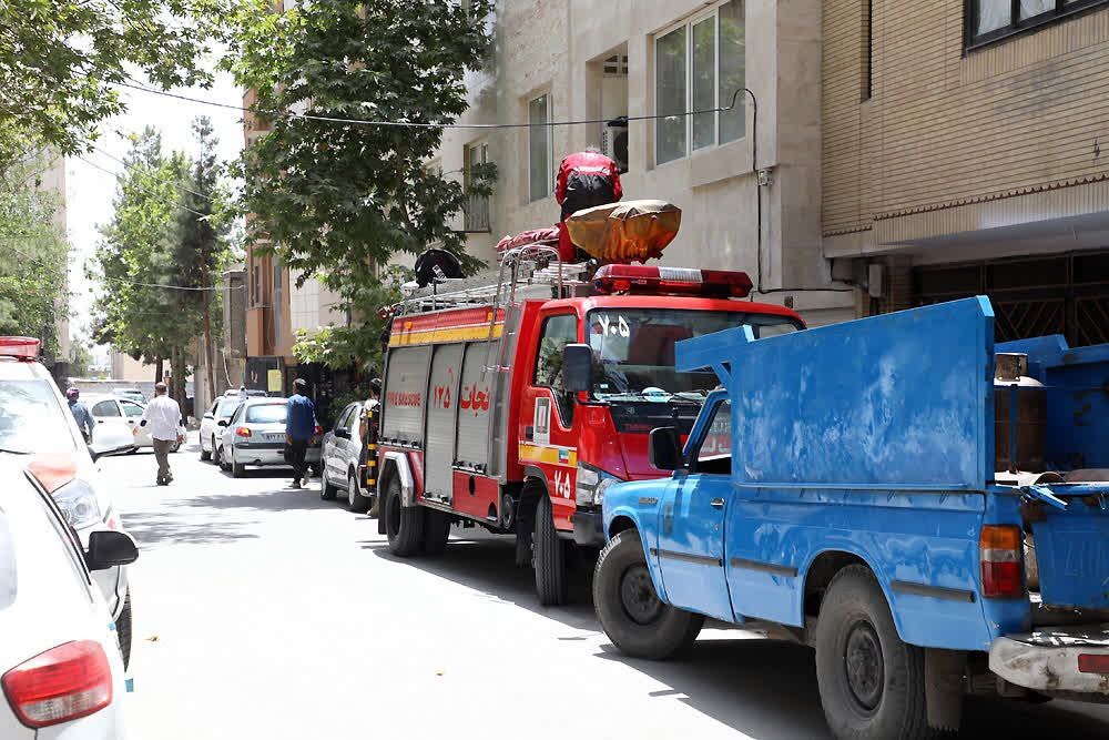 نجات یک کارگر از ریزش آوار ساختمان قدیمی در بولوار پیروزی مشهد