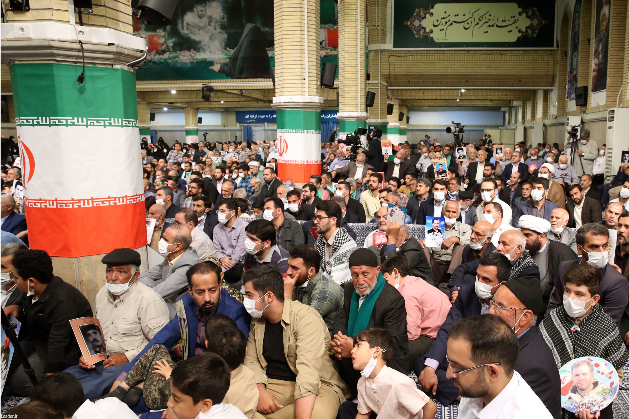 رهبر انقلاب: شهدا سرنوشت ایران را عوض کردند| شهدا قهرمانان کشورند، اهالی هنر برای نسل جوان الگوسازی کنند+ فیلم و عکس