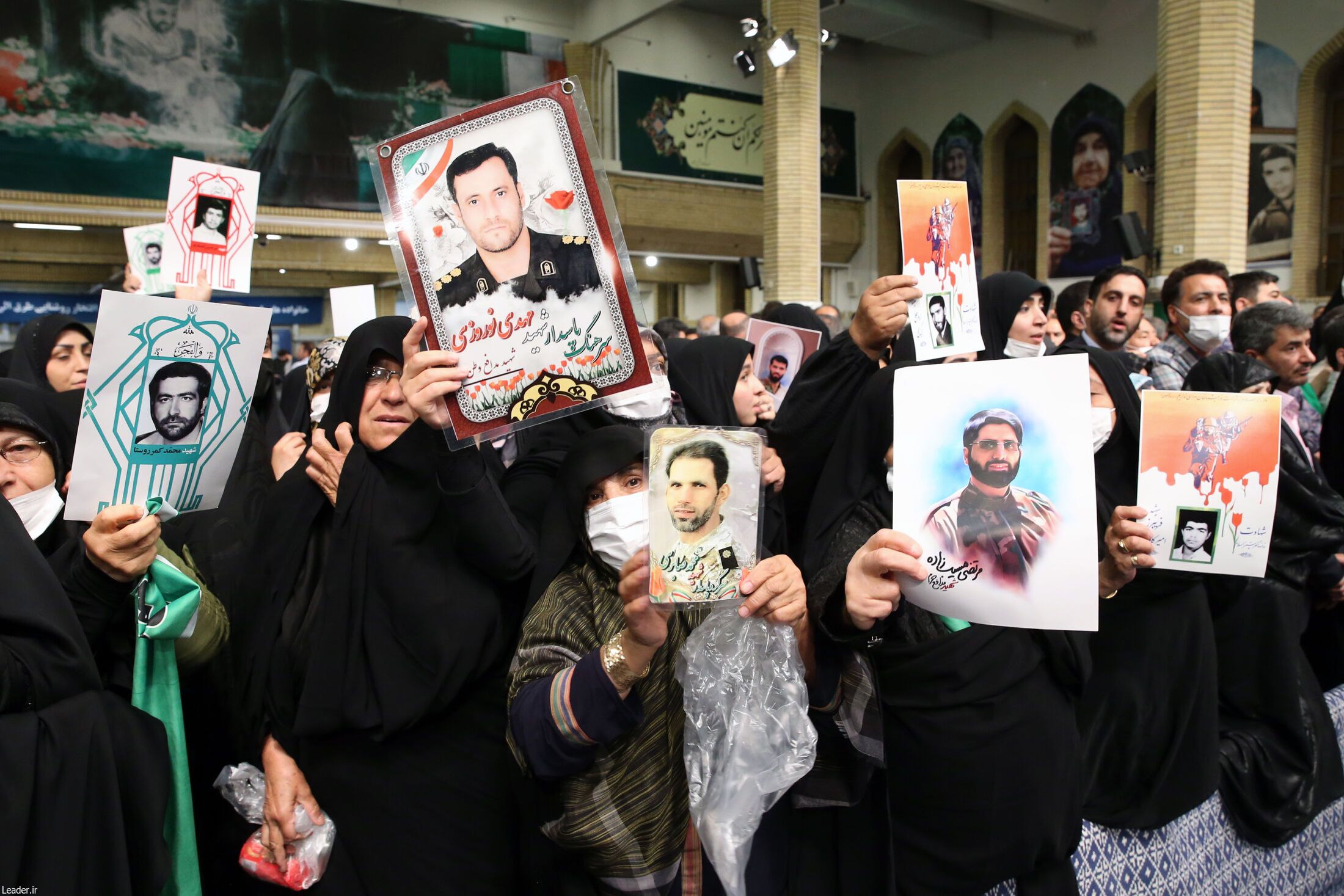 رهبر انقلاب: شهدا سرنوشت ایران را عوض کردند| شهدا قهرمانان کشورند، اهالی هنر برای نسل جوان الگوسازی کنند+ فیلم و عکس
