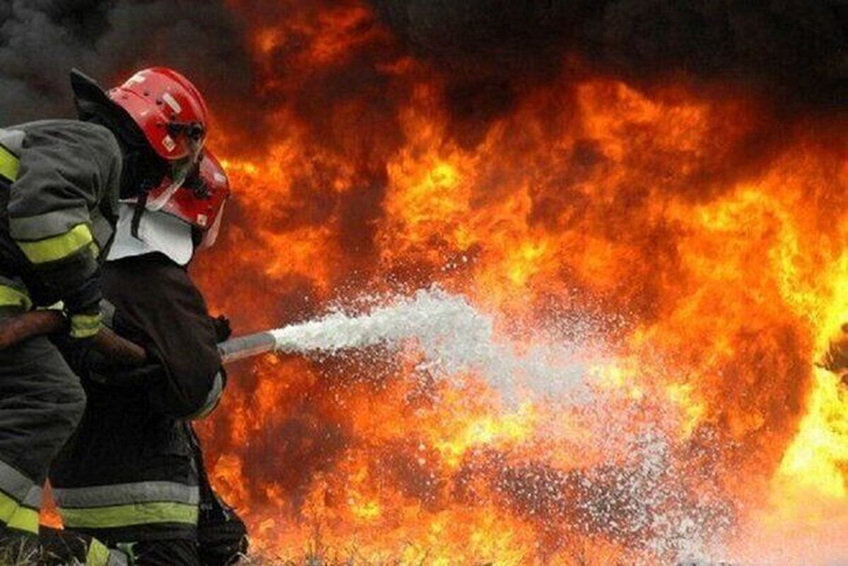 مهار آتش سوزی در یکی از مجتمع‌های تجاری کیش (۵ تیر ۱۴۰۲)