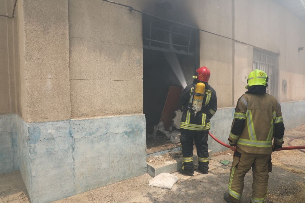 مهار آتش‌سوزی یک ساختمان متروکه در بولوار نامجو مشهد