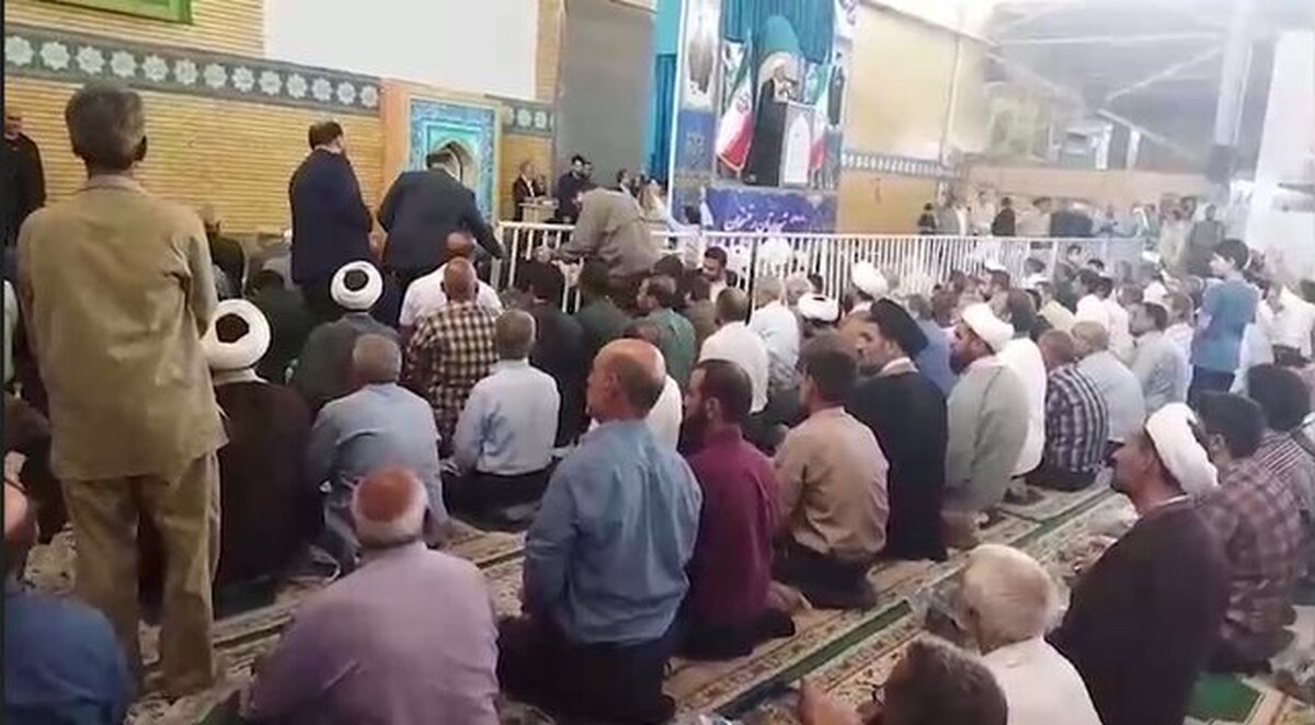 نرده‌ها در نماز جمعه رفسنجان با دستور رئیسی جمع‌آوری شد