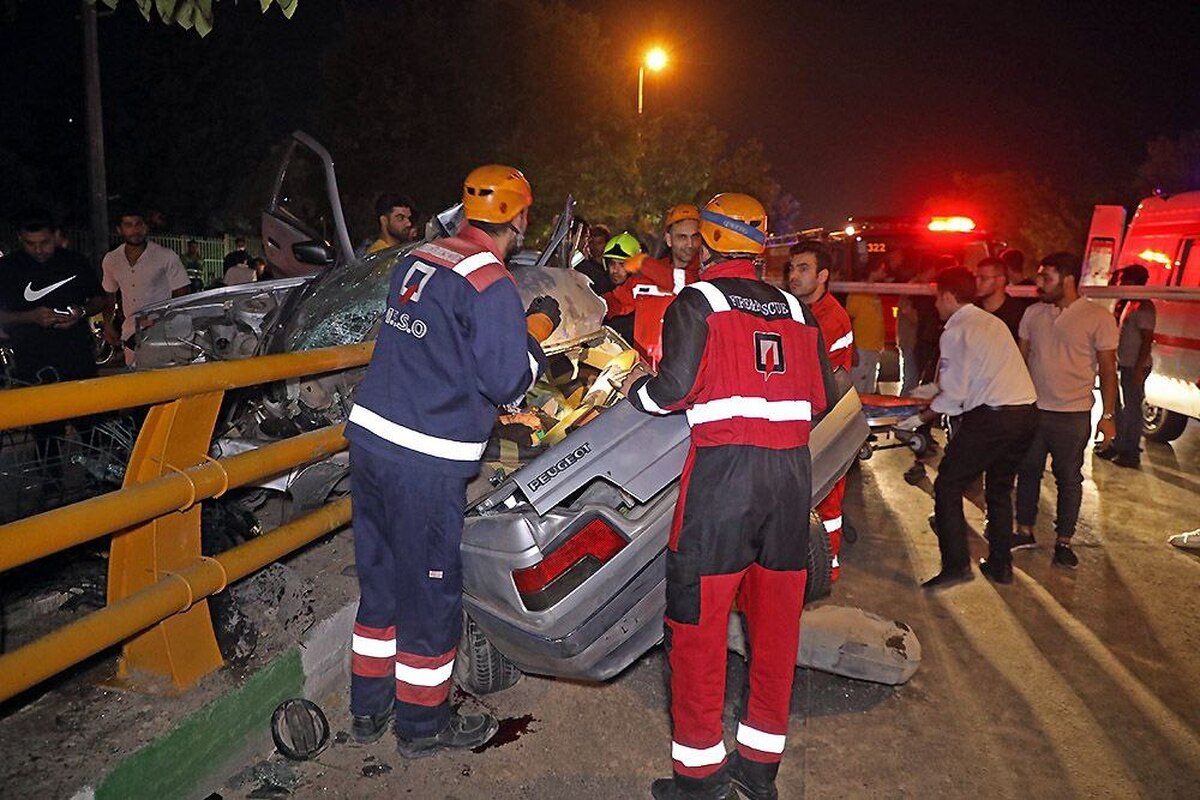 امدادرسانی آتش‌نشانان به ۳ خانم مجروح و محبوس در سانحه شدید رانندگی بولوار وکیل‌آباد مشهد + تصاویر