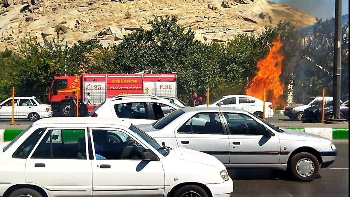 اطفاء به موقع حریق درختان در بزرگراه کلانتری مشهد| علت آتش سوزی چه بود؟