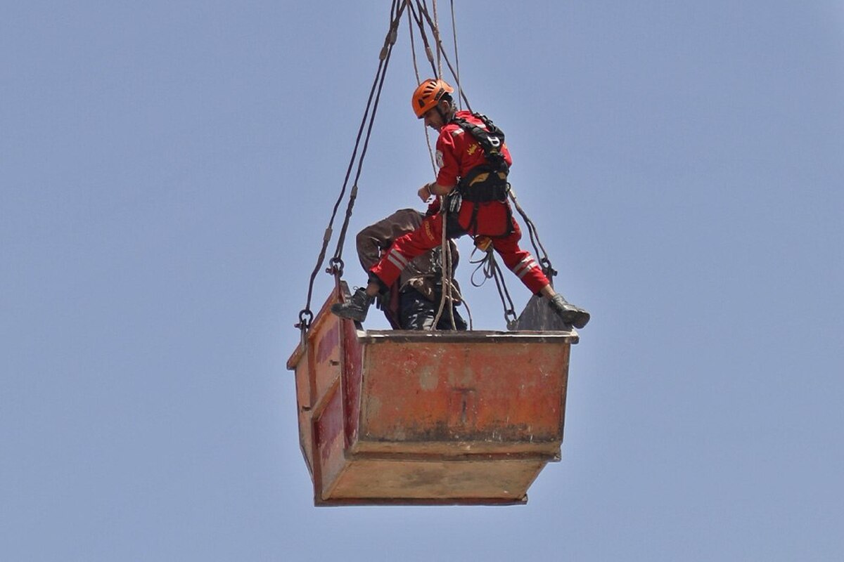 عملیات نجات آتش‌نشانان مشهدی در ارتفاع | گرفتاری کارگر در باکس فلزی جرثقیل + تصاویر