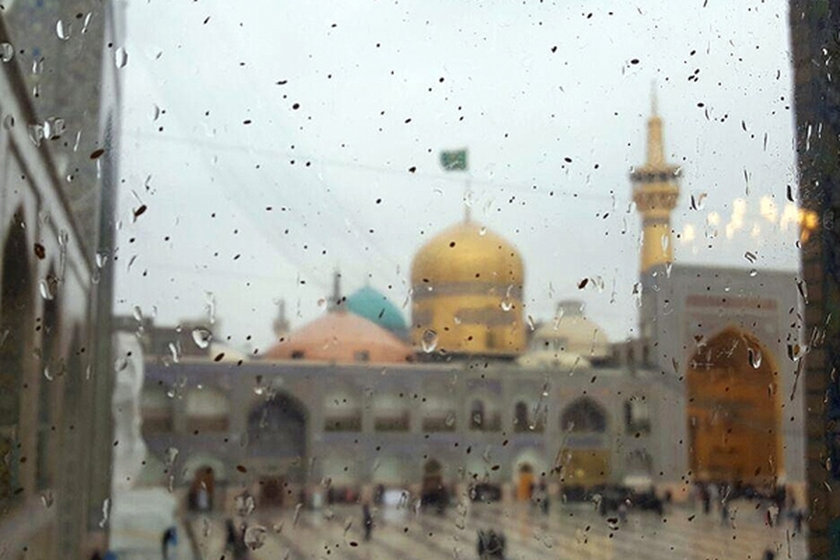 ویدئو| بارش شدید باران در نیمه تابستان در حرم مطهر رضوی + شکستگی سایه‌بان باب الرضا(ع)