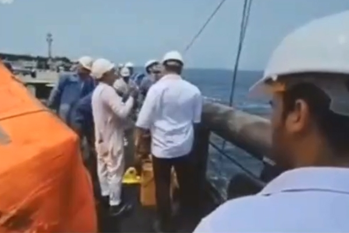 نجات جان ۶ نفر از آب‌های خلیج فارس توسط نفتکش ایرانی + فیلم