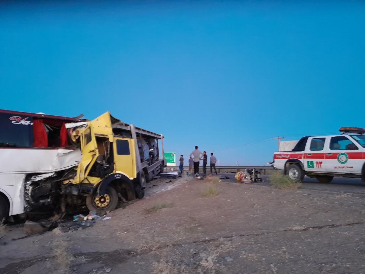 حادثه جاده‌ای در محور فیض‌آباد به بجستان با یک کشته و ۲۶مصدوم