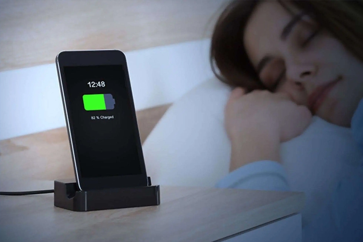 چرا نباید گوشی‌ را هنگام خواب شارژ کرد؟