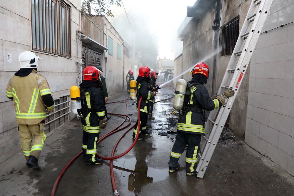 مهار آتش سوزی یک منزل مسکونی با کاربری انبار کفش در مشهد + عکس