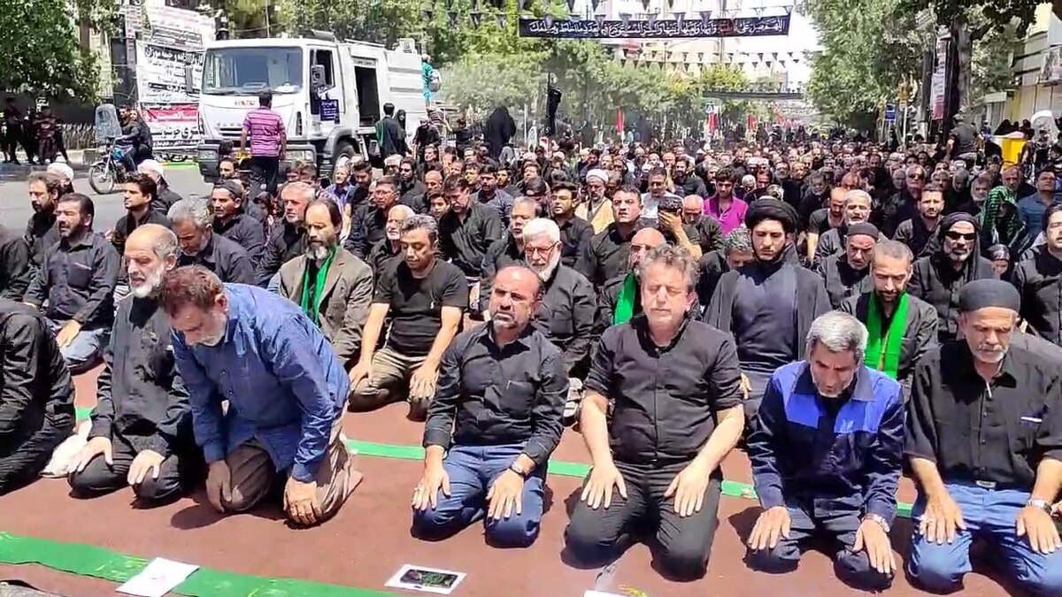 اقامه نماز ظهر و عصر تاسوعا در خیابان‌های منتهی به حرم مطهر رضوی در مشهد + فیلم