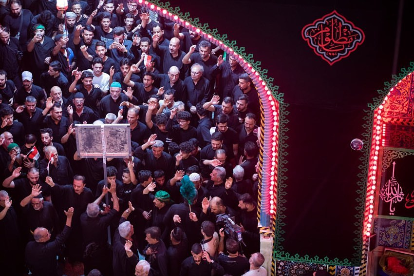 غوغای زائران حرم امام حسین(ع) در شب عاشورا + عکس و فیلم