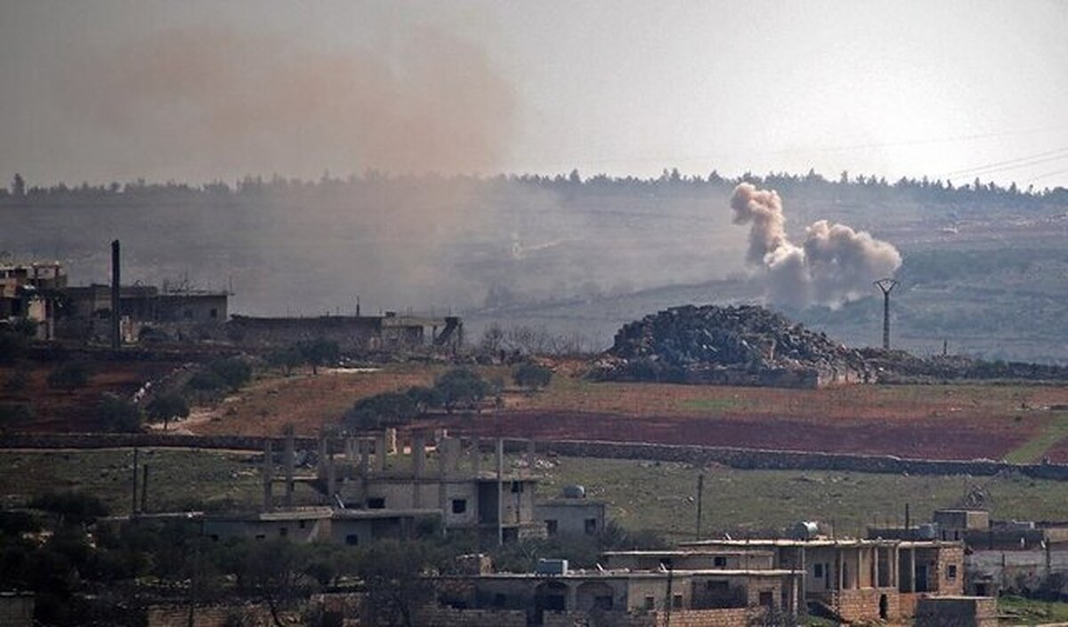 حمله توپخانه‌ای و راکتی سنگین ارتش سوریه به مواضع تروریست‌ها در حومه ادلب و حلب