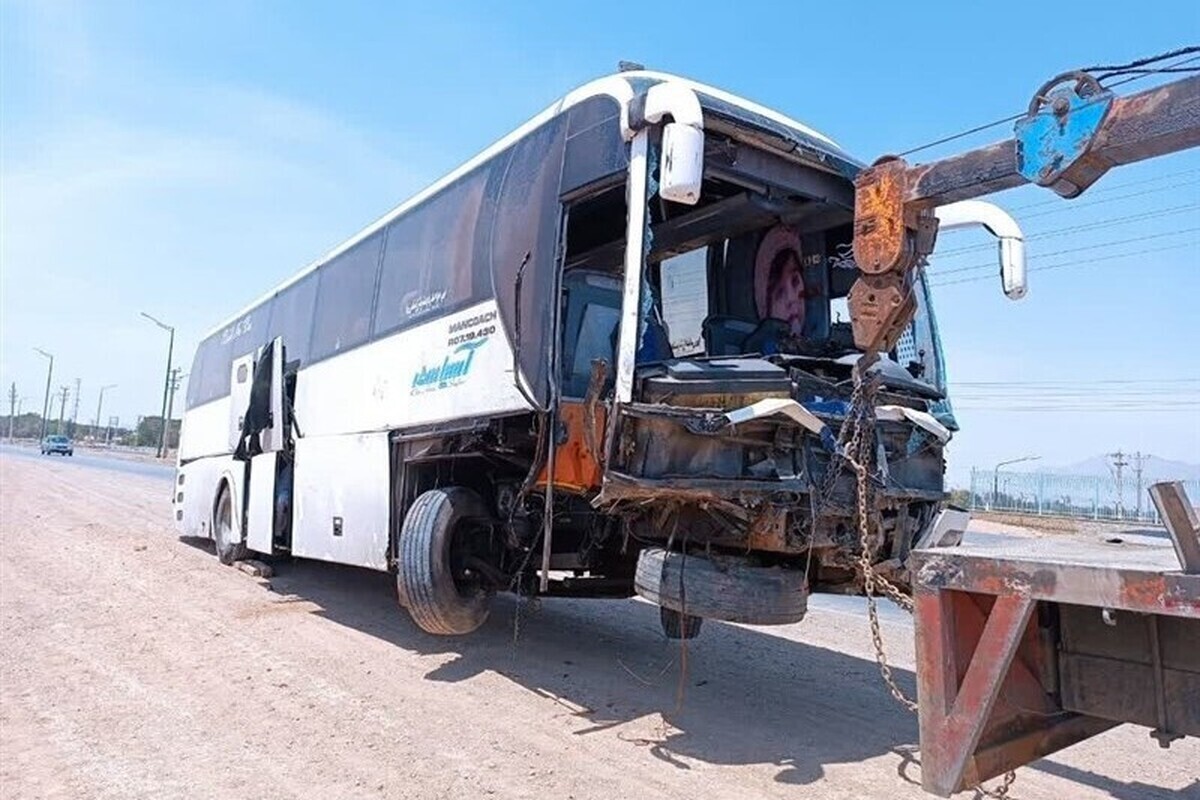 مصدومیت ۱۰ نفر در اثر برخورد ۲ دستگاه اتوبوس زائران اربعین در شیراز (۱۲ شهریور ۱۴۰۲)