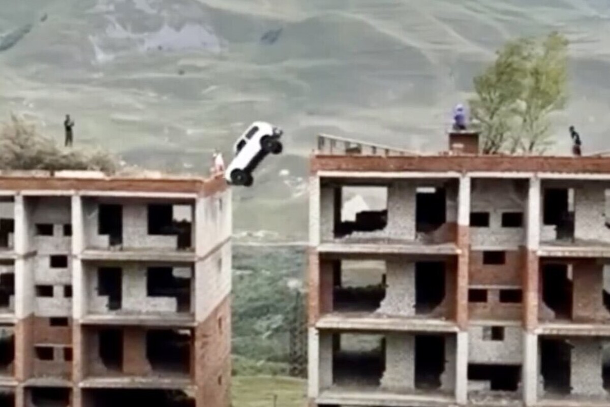 ویدئو| سقوط وحشتناک یک راننده هنگام پرش از ساختمان نیمه کاره