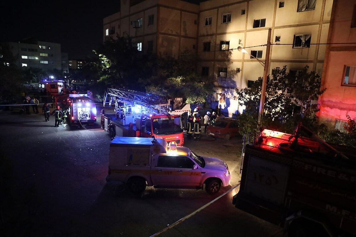 مهار انفجار توام با آتش سوزی یک مجتمع مسکونی در غرب مشهد + تصاویر (۱۴ شهریور ۱۴۰۲)