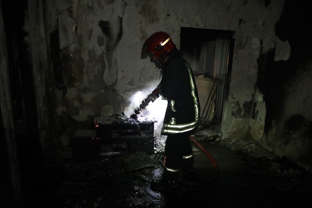 مهار انفجار توام با آتش سوزی یک مجتمع مسکونی درغرب مشهد + تصاویر (۱۴ شهریور ۱۴۰۲)