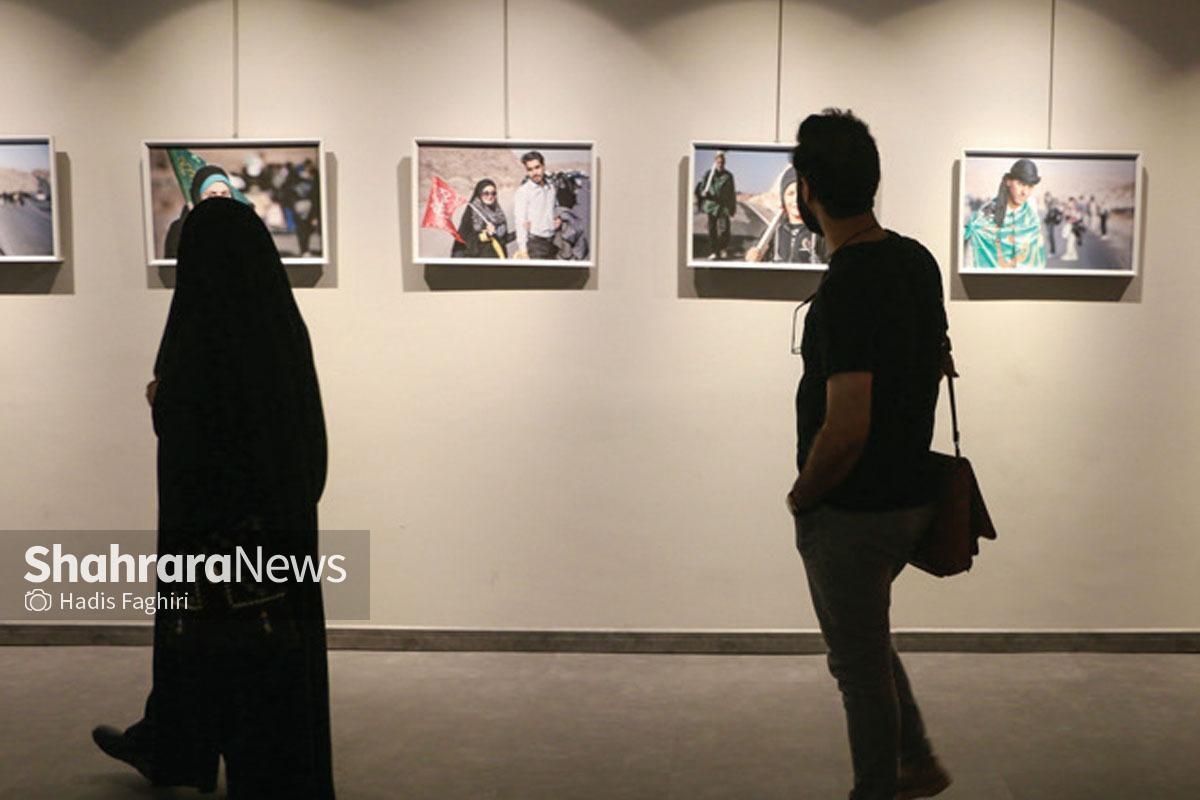گزارشی از نمایشگاه «مثل آهوها» که در نگارخانه رضوان در حال برگزاری است | ۷سال همراهی زائران در قاب تصویر