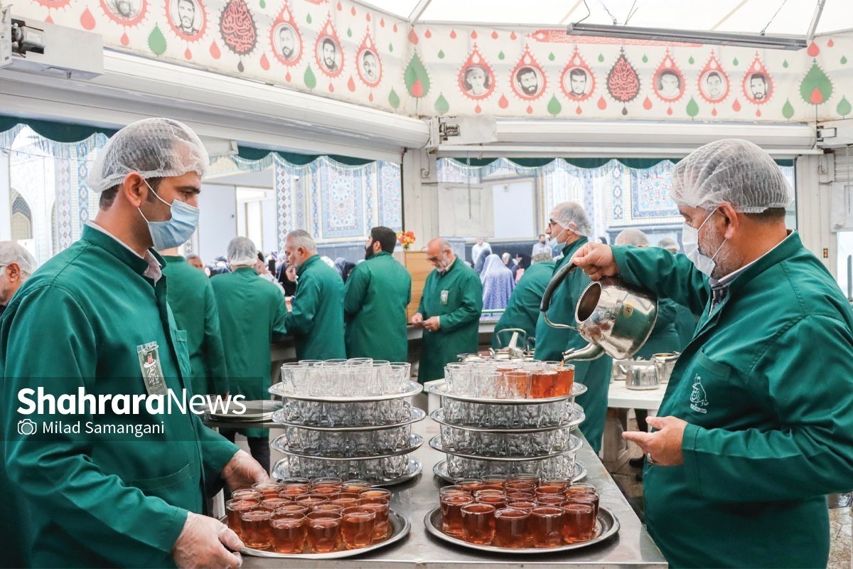 توزیع روزانه ۳۰۰ هزار چای متبرک در چایخانه‌های حضرت رضا (ع)