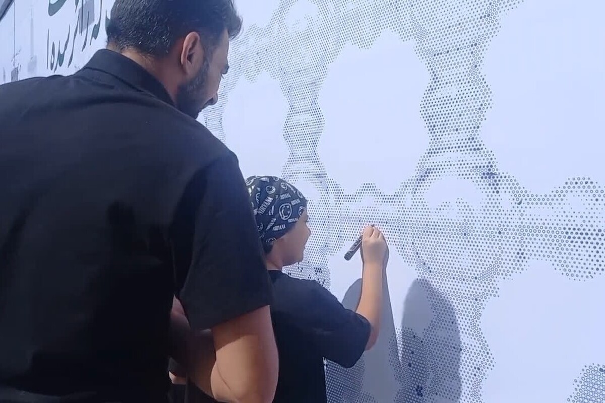 استقبال زائران و مجاوران از نقاشی «نقطه‌زنی» در عرصه میدان شهدای مشهد+ فیلم