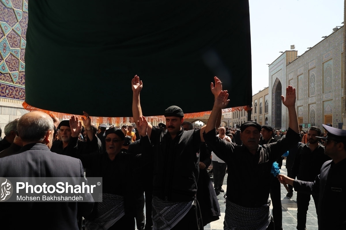 استقبال زائران و مجاوران از کاروان پیاده مشهد به کربلا در عرصه میدان شهدا + فیلم