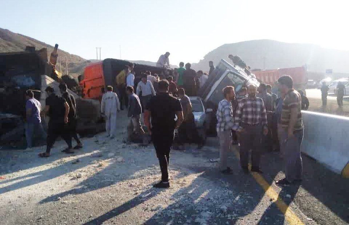 تصادف زنجیره‌ای خودرو‌ها در جاده تربت حیدریه به مشهد ۲ کشته برجای گذاشت+ عکس و فیلم (۲۷ شهریور ۱۴۰۲)
