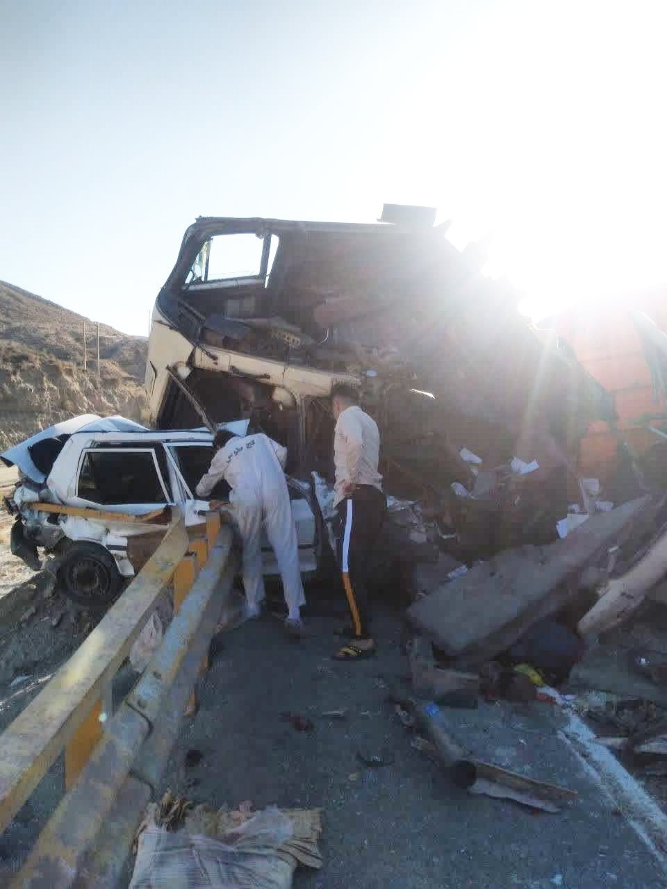تصادف زنجیره‌ای خودرو‌ها در جاده تربت حیدریه به مشهد ۲ کشته برجای گذاشت+ عکس (۲۷ شهریور ۱۴۰۲)