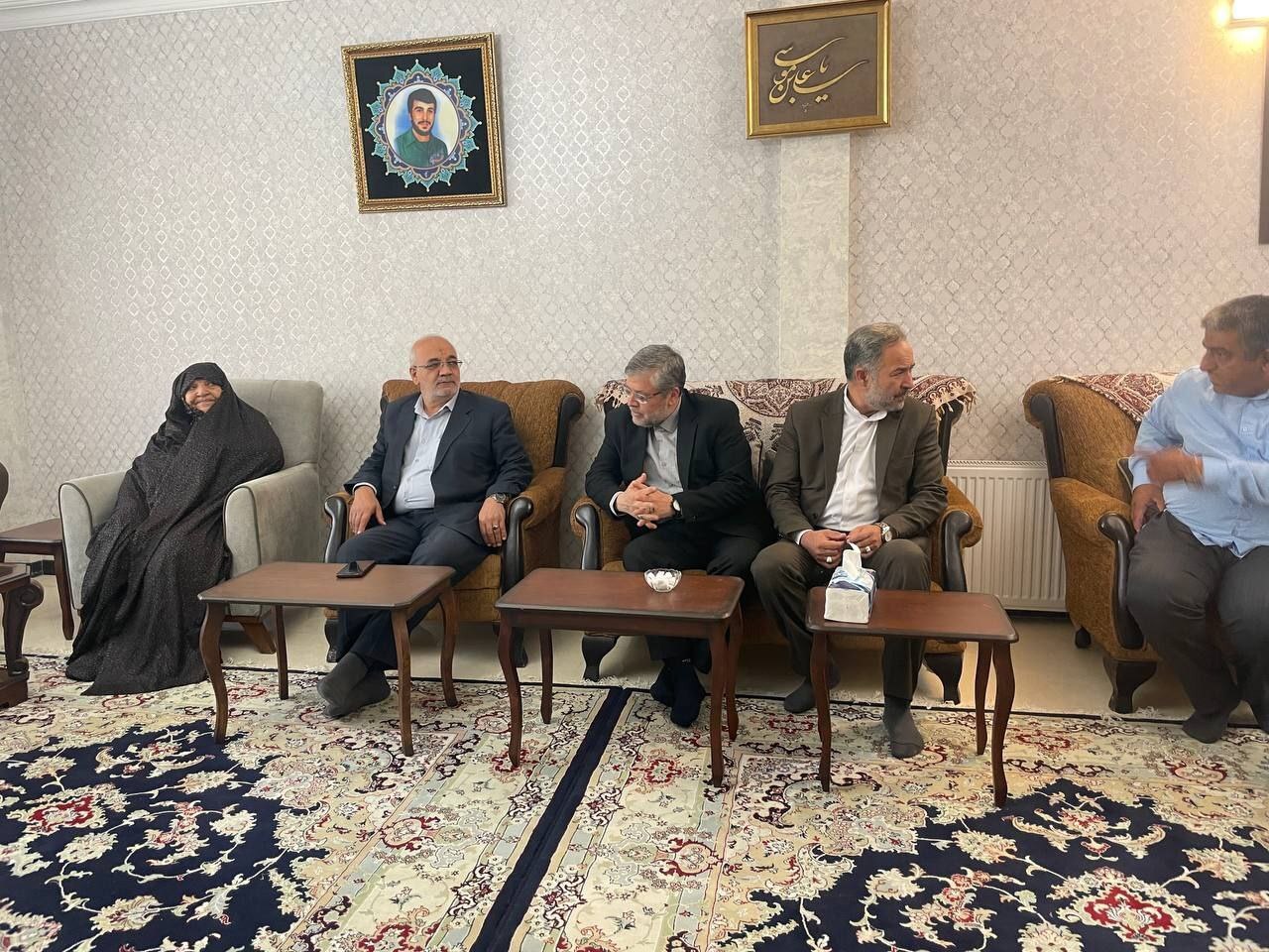 دیدار رئیس شورای شهر و شهردار مشهدمقدس با خانواده شهید کاوه