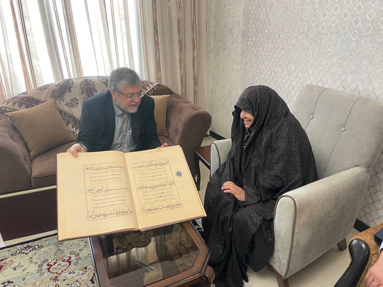 دیدار رئیس شورای شهر و شهردار مشهدمقدس با خانواده شهید کاوه