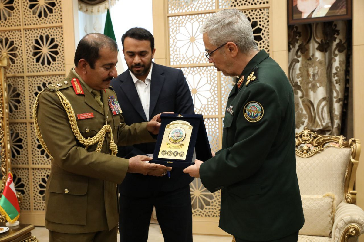دیدار فرمانده نیروی زمینی ارتش عمان با سرلشکر باقری