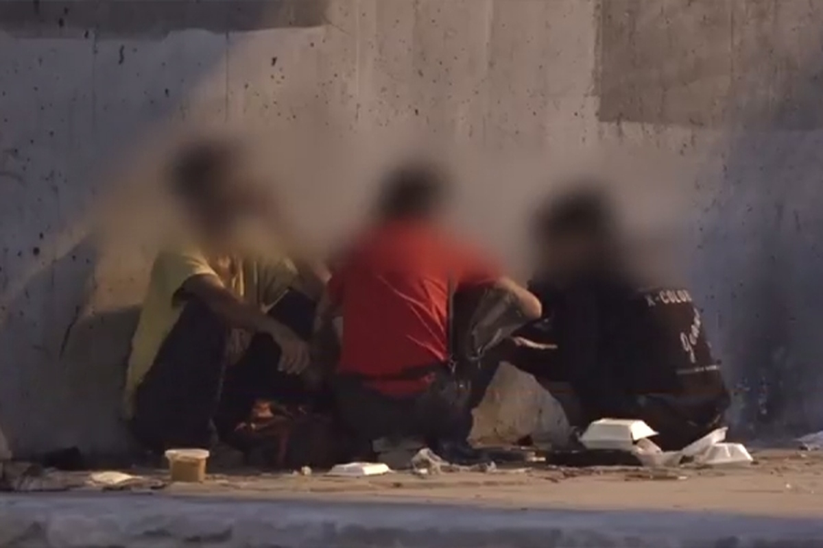 گزارشی از حضور معتادان خیابانی در زیرگذر پل شاهد مشهد | زیر و روی خیابان اعتیاد + فیلم