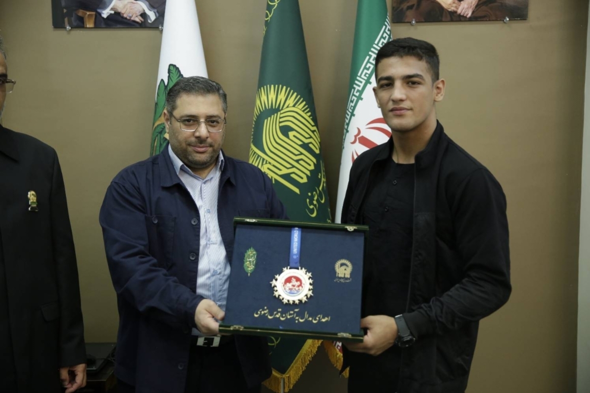 نوجوان سوادکوهی مدال طلای کشتی آزاد جهان را به موزه آستان قدس اهدا کرد