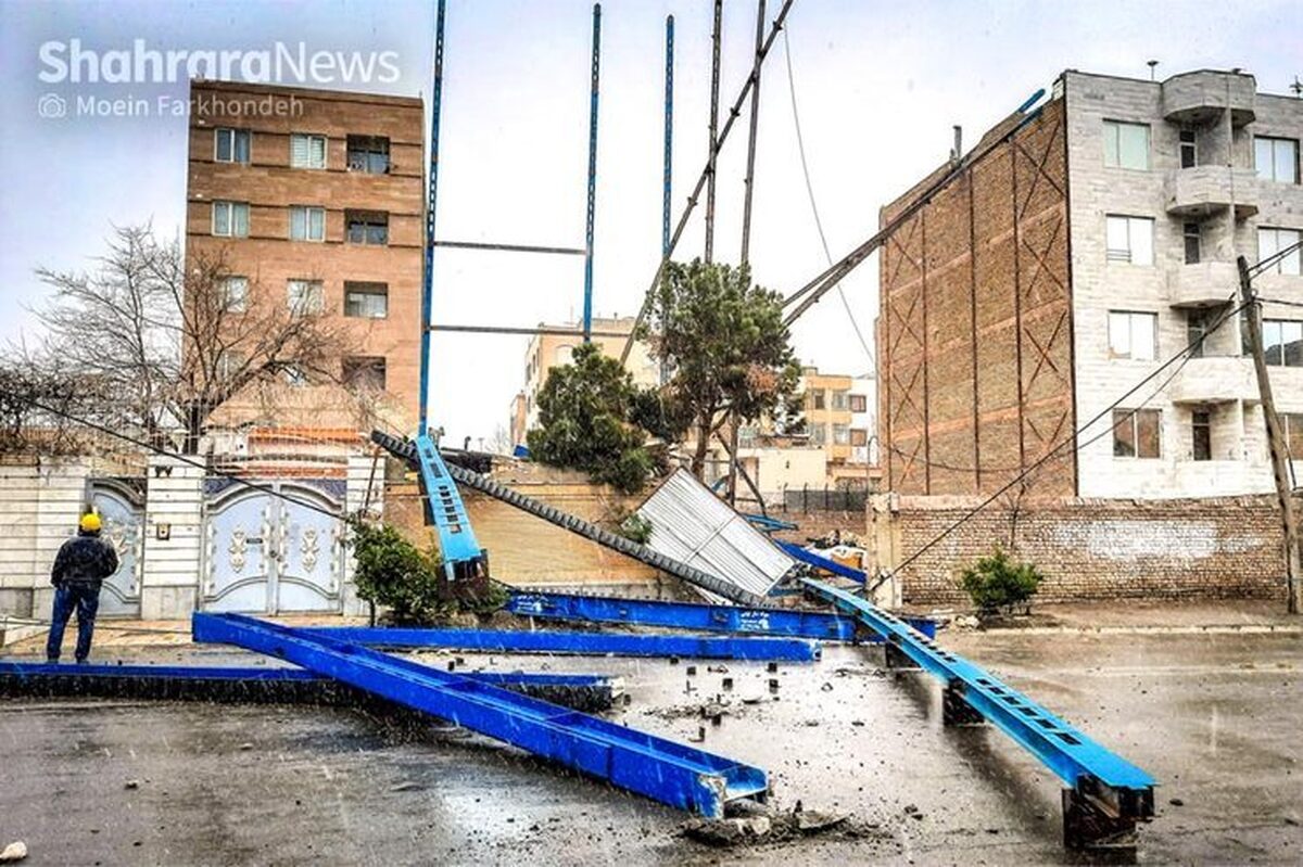 ویدئو | لحظه سقوط تیرآهن از اسکلت ساختمانی در بلوار سیدرضی مشهد بر اثر طوفان(۱۳ مهر ۱۴۰۲)