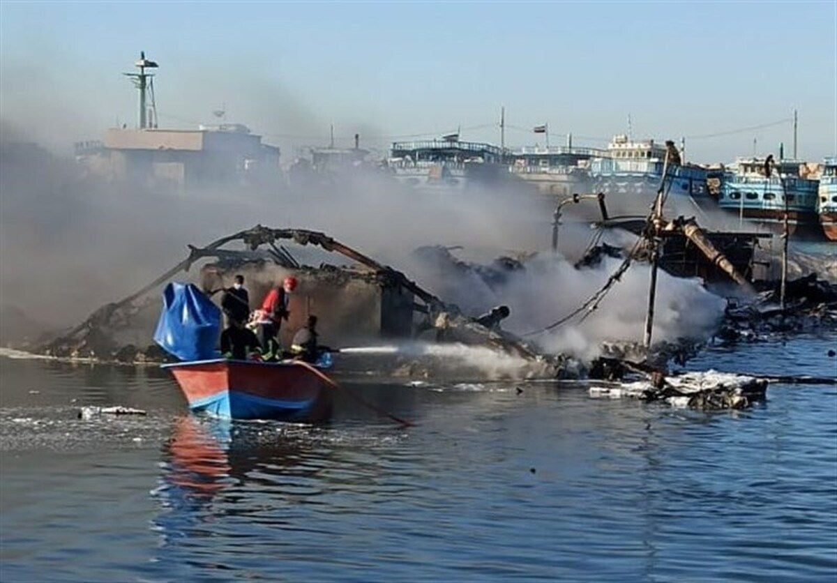 مهار آتش‌سوزی لنج‌ها در اسکله بهمن قشم (۱۶ مهر ۱۴۰۲)
