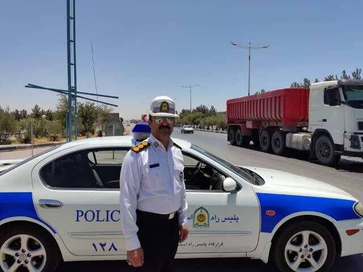 اقدام جالب پلیس راه یزد برای جلوگیری از خواب آلودگی رانندگان در جاده ها | توزیع تخمه شور!